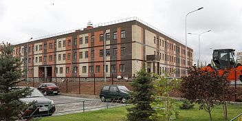 В Тракторозаводском районе продолжается строительство новой школы
