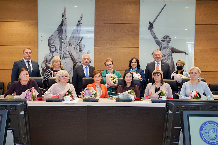 Волгоградскому областному союзу женщин вручены награды Совета Федерации и регионального парламента