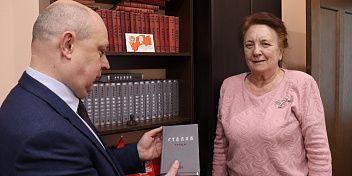 Тамара Головачева поздравила с Днем Победы в Сталинградской битве дитя войны, супругу известного волгоградского историка Виктора Попова  