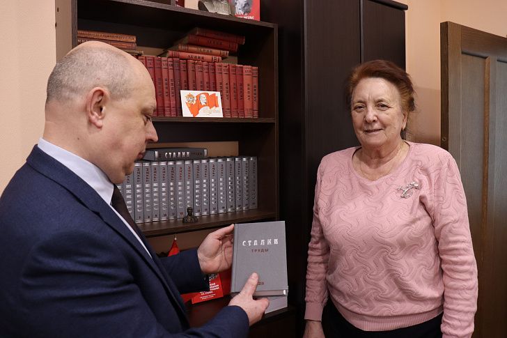 Тамара Головачева поздравила с Днем Победы в Сталинградской битве дитя войны, супругу известного волгоградского историка Виктора Попова  