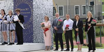 Евгений Кареликов пришел на последний звонок в школу № 7 города Волгограда