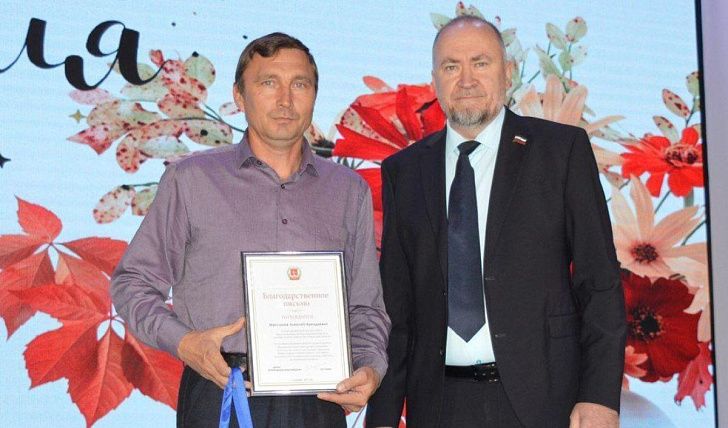 Александр Чечуров поздравил педагогов Новониколаевского района с профессиональными достижениями