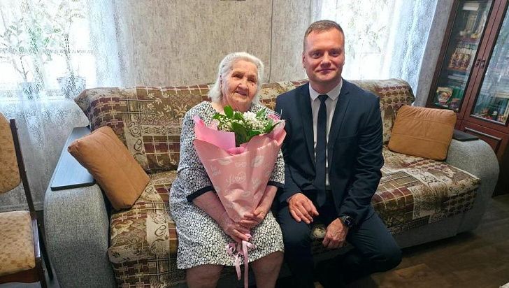 Евгений Кареликов поздравил  волгоградку со столетним юбилеем 