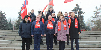 Руководитель фракции КПРФ Волгоградской облдумы почтила память героев Сталинградской битвы