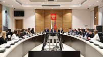 Парламентарии обсудили роль наставников в работе с подрастающим поколением 