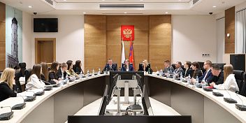 Парламентарии обсудили роль наставников в работе с подрастающим поколением 