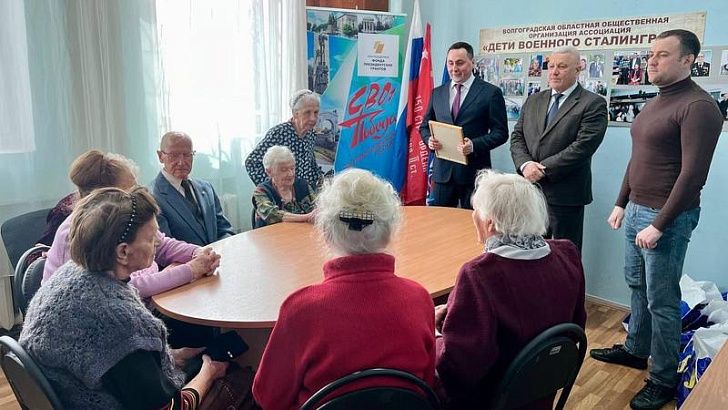 Представители ЛДПР поздравили ветеранов общества «Дети военного Сталинграда» с 8 Марта 