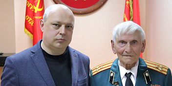 Олег Дмитриев поздравил с 95-летием ветерана Вооруженных Сил Владимира Крылова