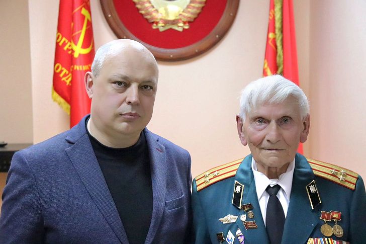 Олег Дмитриев поздравил с 95-летием ветерана Вооруженных Сил Владимира Крылова