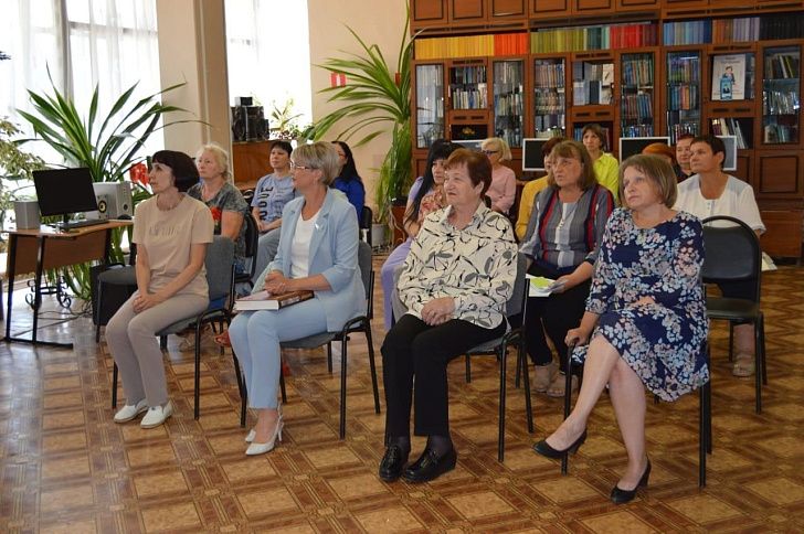 Лариса Гордиенко посетила Центральную библиотеку г. Михайловки