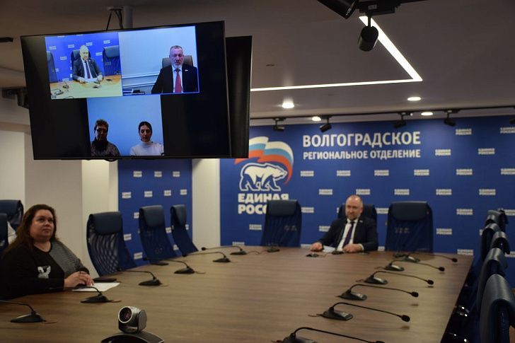 Волгоградские единороссы ответили на вопросы жителей региона, касающиеся благоустройства, ремонта дорог, а также поддержки участников СВО