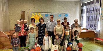 Евгений Кареликов в День защиты детей навестил и поздравил подопечных Святотроицкого социального Центра