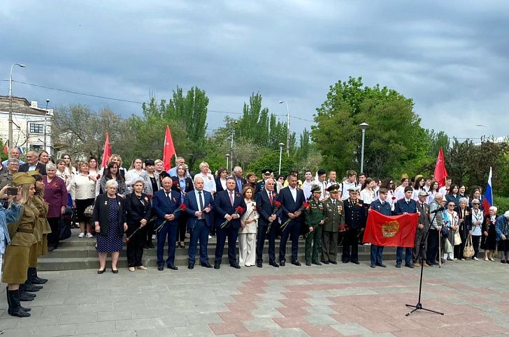 У монумента защитникам Сталинграда в Тракторозаводском районе прошел памятный митинг