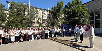 Руководитель фракции КПРФ Волгоградской областной Думы Тамара Головачева приняла участие в торжественной линейке, посвященной Последнему звонку