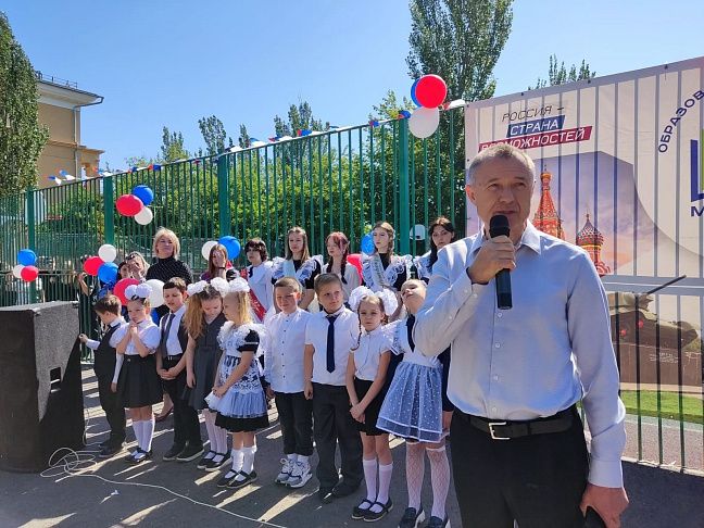 Для выпускников средней  школы №13 Тракторозаводского района прозвенел последний звонок