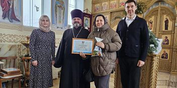 Мария Аплеталина приняла участие в награждении победителей конкурса «Рождественская поделка» в Волжском