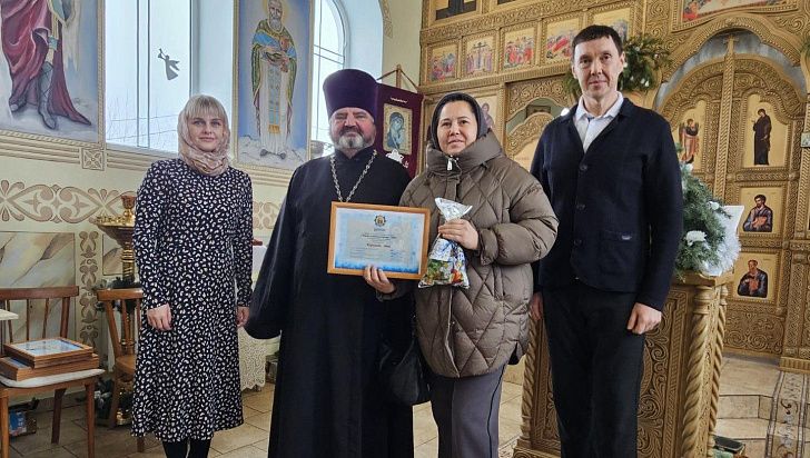 Мария Аплеталина приняла участие в награждении победителей конкурса «Рождественская поделка» в Волжском
