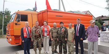 Сталинградский гуманитарный конвой отправился на фронт