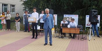 Александр Феронов поздравил учеников и педагогов Новониколаевской средней школы с Днем знаний 