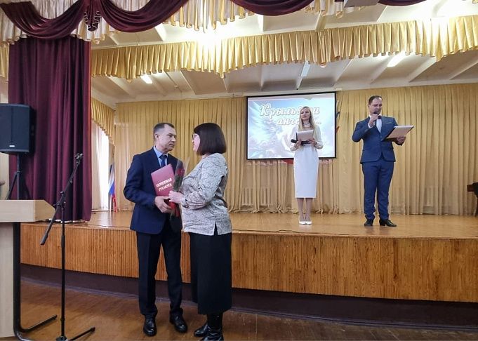 Игорь Романов поздравил женщин-педагогов с наступающим Международным женским днем