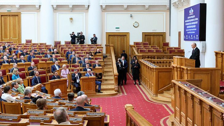 Президент России поблагодарил парламентариев за вклад в достижение национальных целей развития