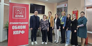 В областном комитете КПРФ встретились с живой легендой Сталинградских детей войны Зинаидой Андреевой
