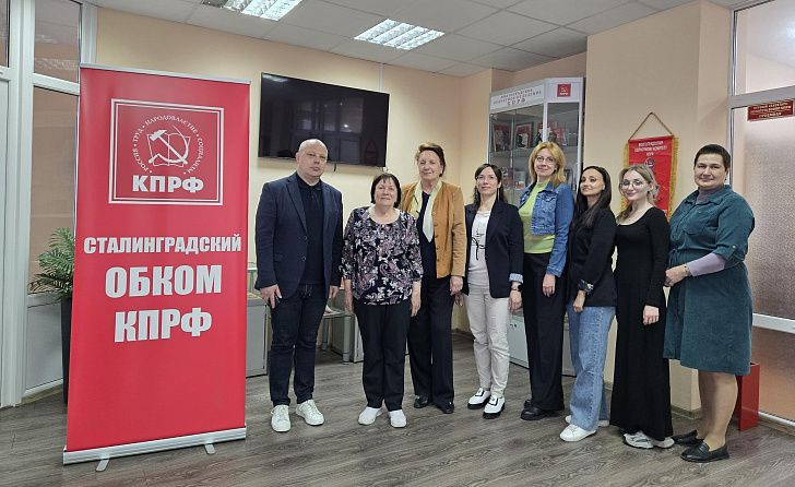 В областном комитете КПРФ встретились с живой легендой Сталинградских детей войны Зинаидой Андреевой