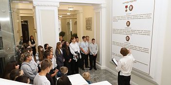 Учащиеся сельских школ побывали на экскурсии в Волгоградской областной Думе