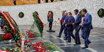 Делегации законодательных собраний почтили память героев Великой Отечественной войны