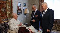 Ветеран Великой Отечественной войны Виктор Шестель принимает поздравления со 100-летним юбилеем