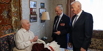Ветеран Великой Отечественной войны Виктор Шестель принимает поздравления со 100-летним юбилеем