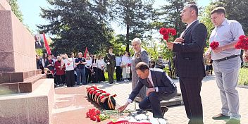 На площади Свободы возложили  венки и цветы к мемориалу 