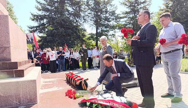 На площади Свободы возложили  венки и цветы к мемориалу 