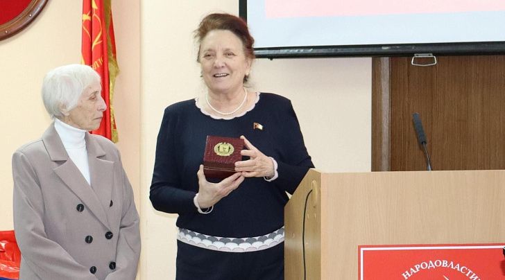 Тамара Головачева на встрече с партийным активом поздравила с юбилеем экс-депутата областной Думы Галину Поснову