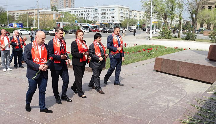 Сталинградские коммунисты почтили память В. И. Ленина