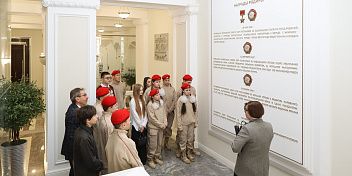 Для школьников из Краснослободска провели экскурсию в региональном парламенте