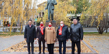 Депутаты-коммунисты Волгоградской областной Думы отметили 104-ю годовщину Октябрьской революции 