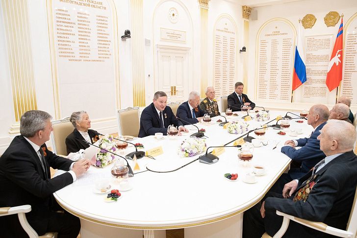 Андрей Бочаров провёл встречу с волгоградскими ветеранами в зале Воинской и Трудовой славы