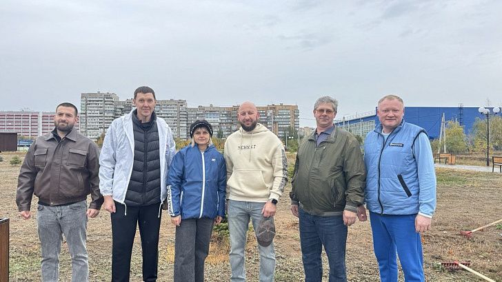 Депутат Мария Аплеталина вместе с семьями Волжского заложила новую аллею в честь Дня отца