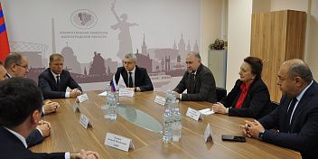 Представители парламентских партий встретились с членом ЦИК России
