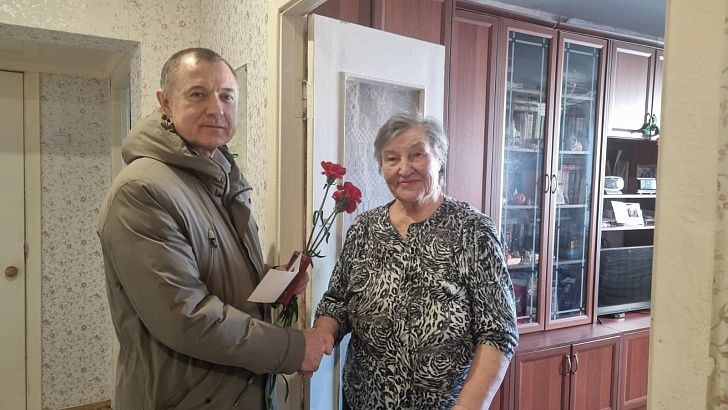 Игорь Романов посетил ветеранов, проживающих в Тракторозаводском районе 