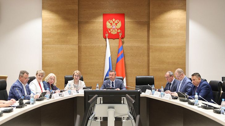 В облдуме обсуждают проекты новых законов