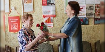 Тамара Головачева поздравила с 95-летием дитя войны Александру Павлову