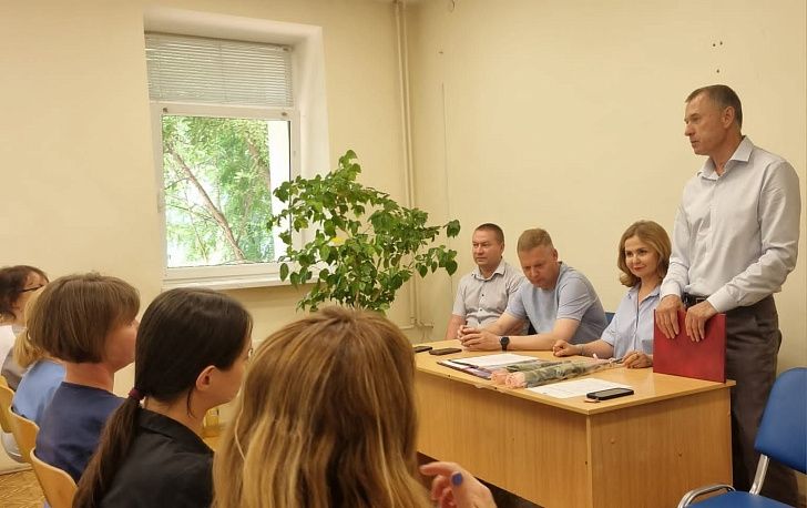 Игорь Романов поздравил коллектив ГУЗ «Клиническая поликлиника №1» с профессиональным праздником