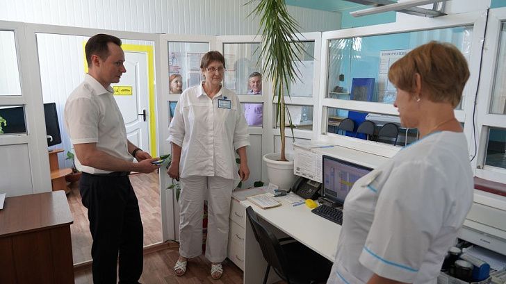 Владимир Шкарин обсудил меры поддержки молодых врачей в сельской местности с главой Нехаевского района