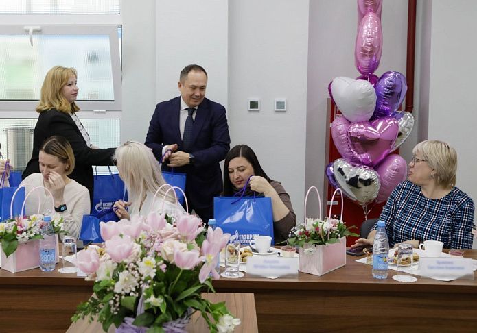 В канун 8 марта в депутат Волгоградской областной Думы Юрий Марамыгин поздравили жен и матерей мобилизованных