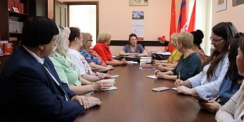 В Сталинградском обкоме КПРФ при участии Первого секретаря областного комитета, руководителя фракции КПРФ регионального парламента Тамары Головачевой прошла встреча с женщинами-делегатами VI отчетно-выборного Съезда ВЖС «Надежда России».