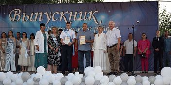 Наталья Семенова посетила традиционный общерайонный выпускной бал в Иловлинском районе