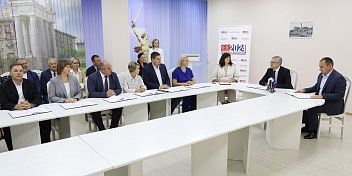 Избранным депутатам облдумы вручили удостоверения