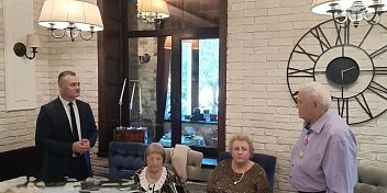 Евгений Кареликов поздравил с 90-летним юбилеем ветерана Великой Отечественной войны Алексея Ивановича Цегулева.